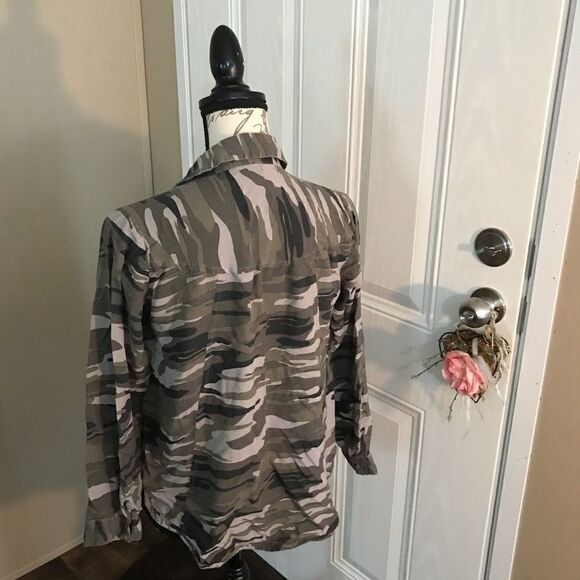 Style Envy Camouflage Green Button Up Blouse Small - Picture 3 of 16